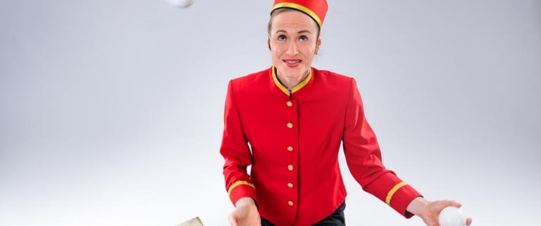 Lena Köhn jongliert 5 Bälle, Uniform Hotelpage