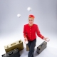 Lena Köhn jongliert 5 Bälle, Uniform Hotelpage